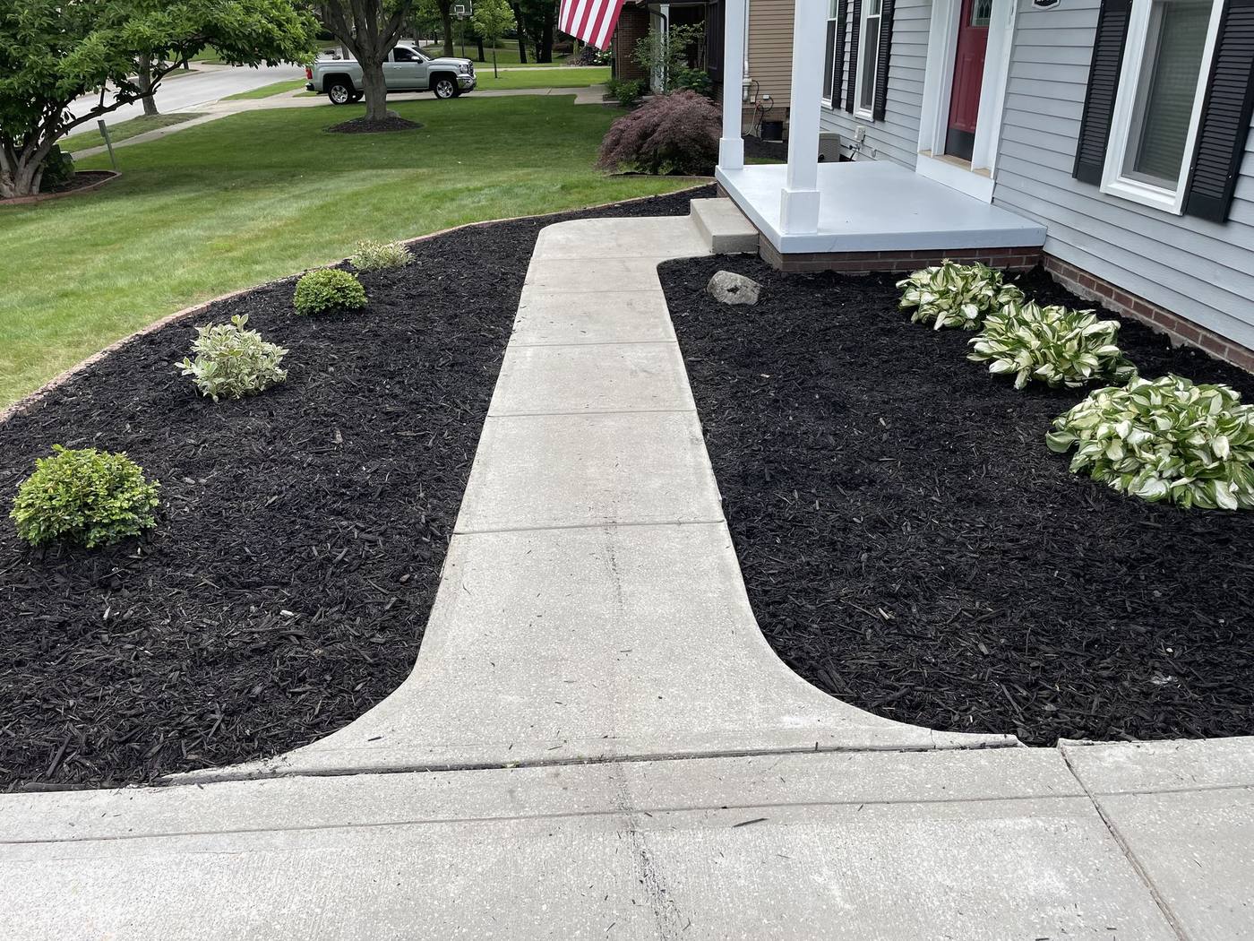 Nature's Edge mulch and bed project